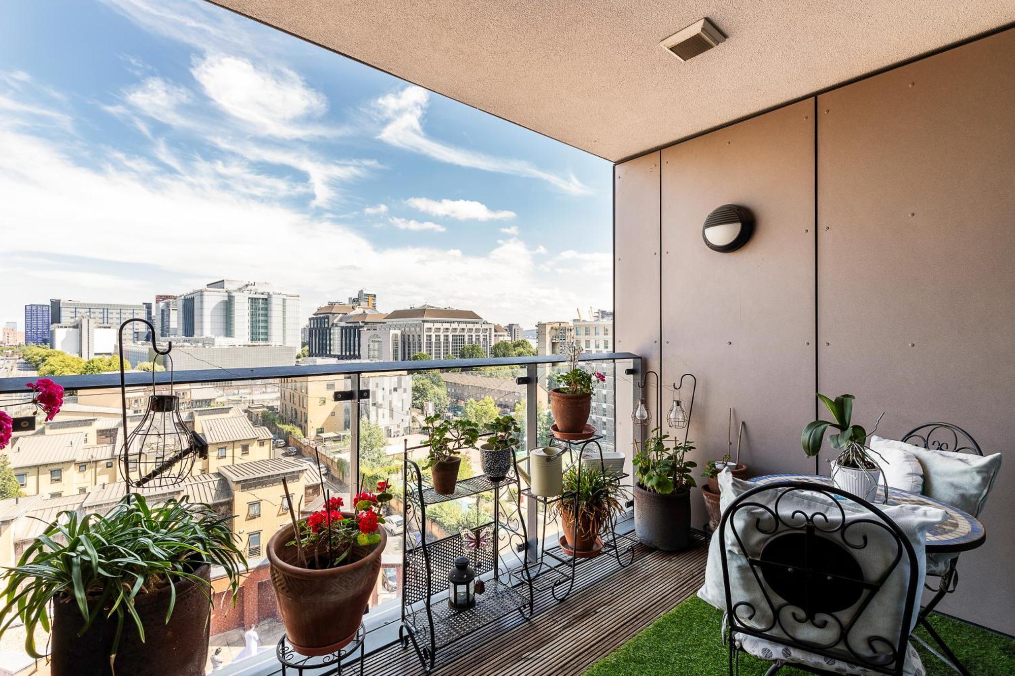 Canary Wharf Retreat With Scenic Balcony Views *