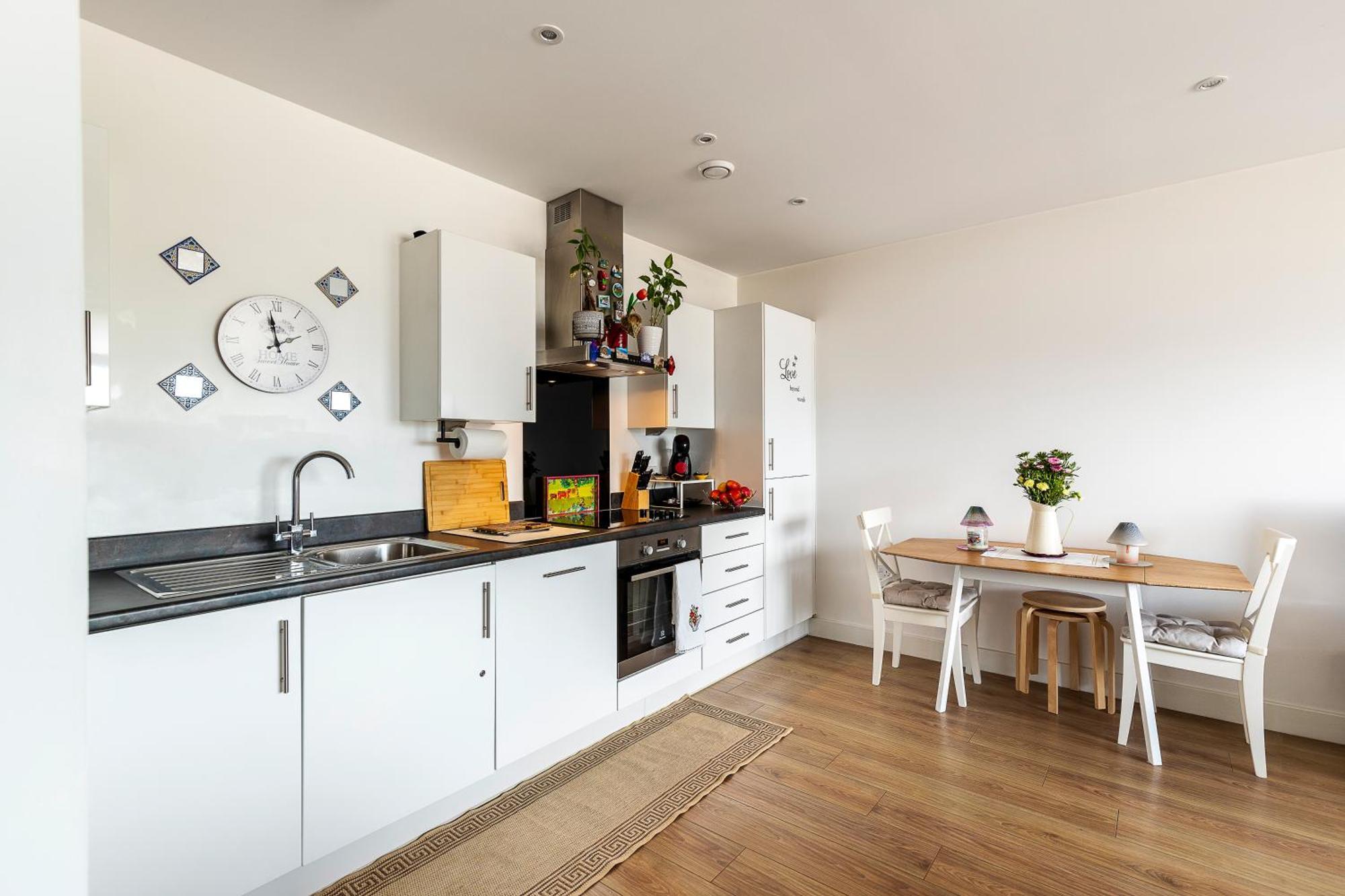 Canary Wharf Retreat With Scenic Balcony Views London