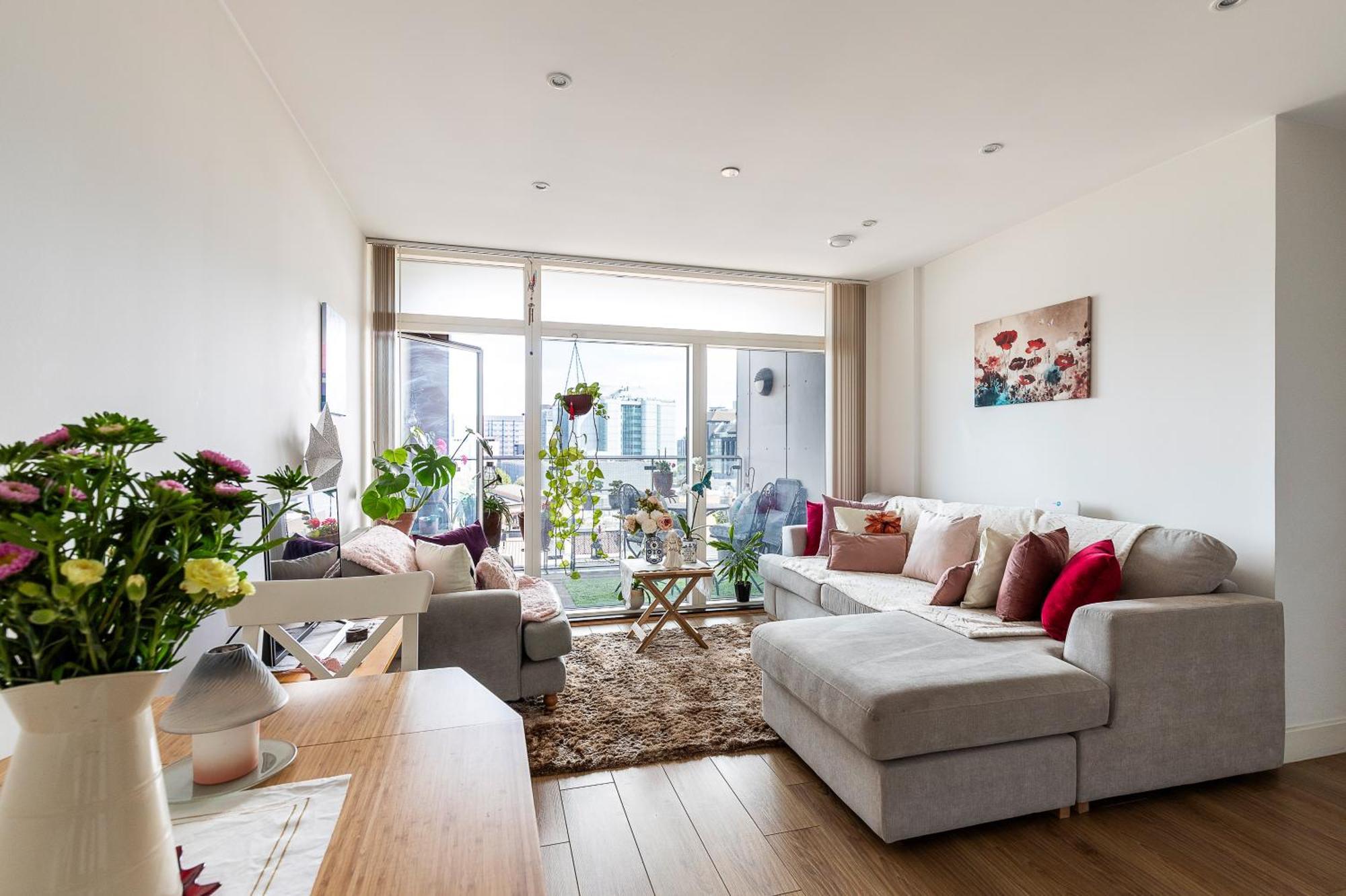 Canary Wharf Retreat With Scenic Balcony Views Apartment *