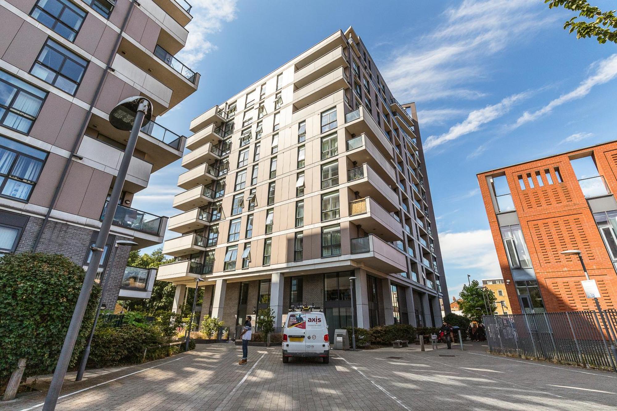 Canary Wharf Retreat With Scenic Balcony Views * London