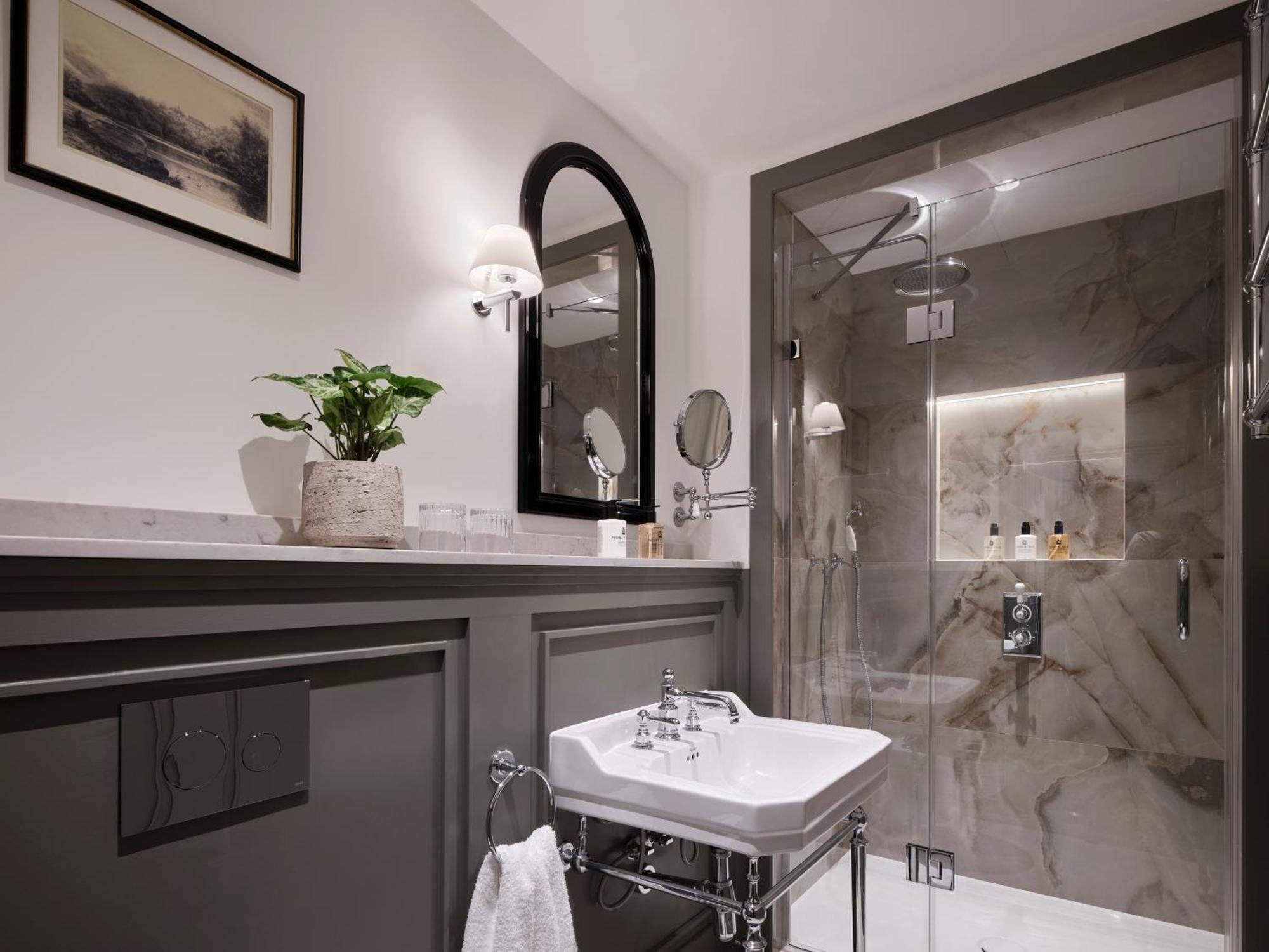 Hotel The Chelsea Townhouse By Iconic Luxury London