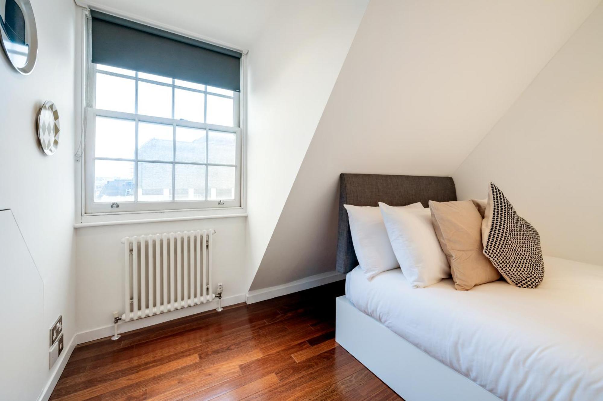 Huge & 3 Bedr, 4 Beds, Covent Gdn Apartment