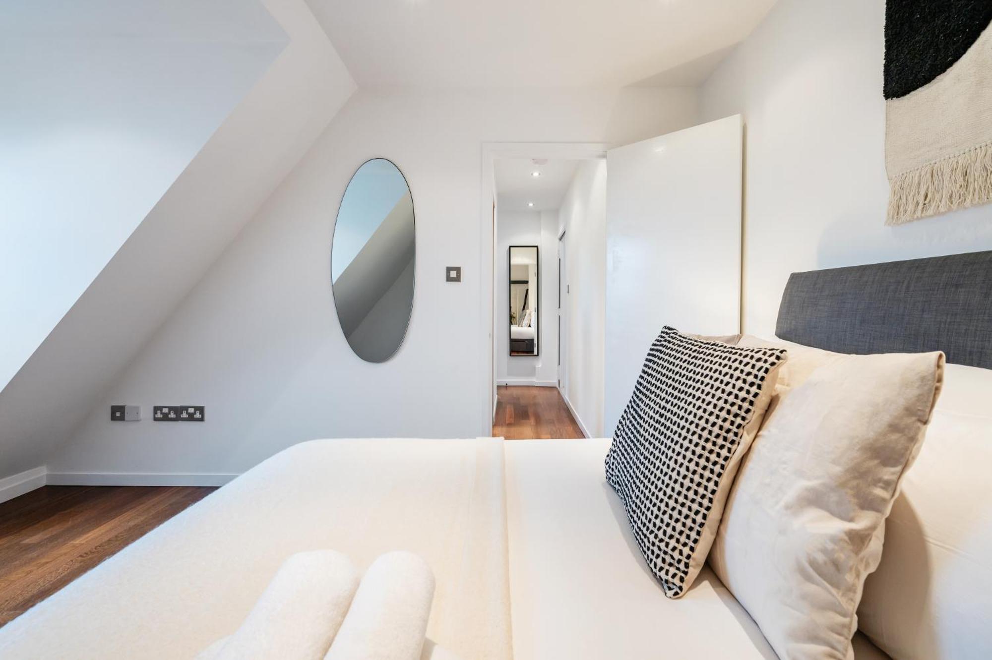 Huge & 3 Bedr, 4 Beds, Covent Gdn *