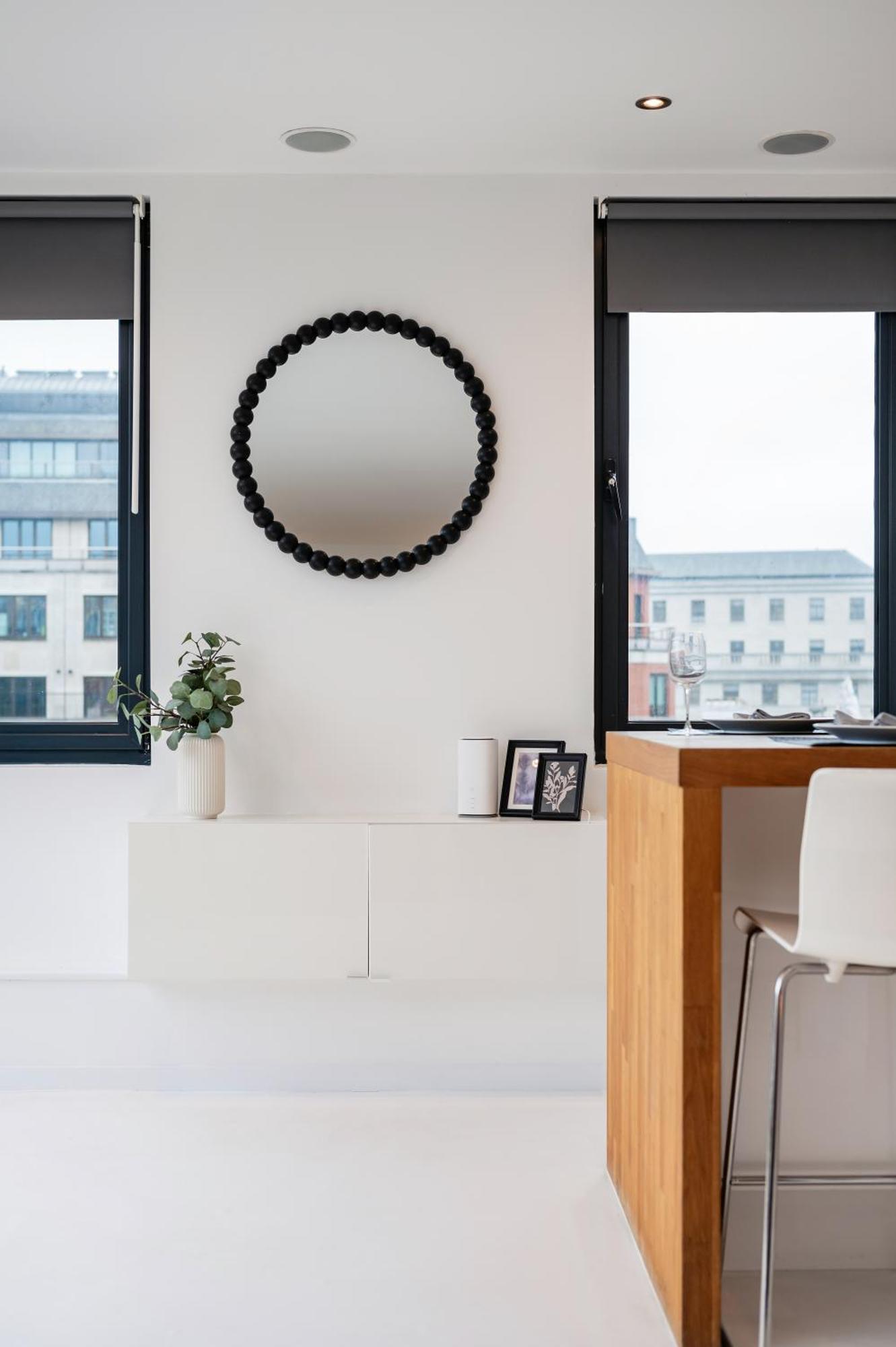 Huge & 3 Bedr, 4 Beds, Covent Gdn Apartment London