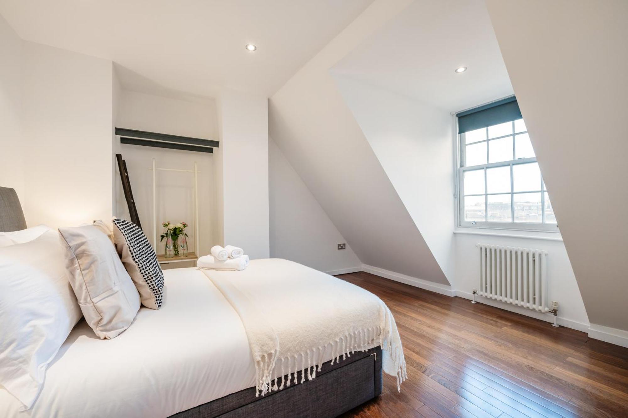 Huge & 3 Bedr, 4 Beds, Covent Gdn *