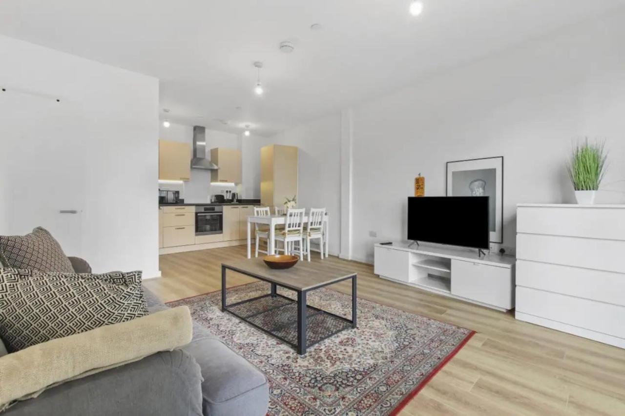 Centrally Located - Modern - 2bed - 2bath *
