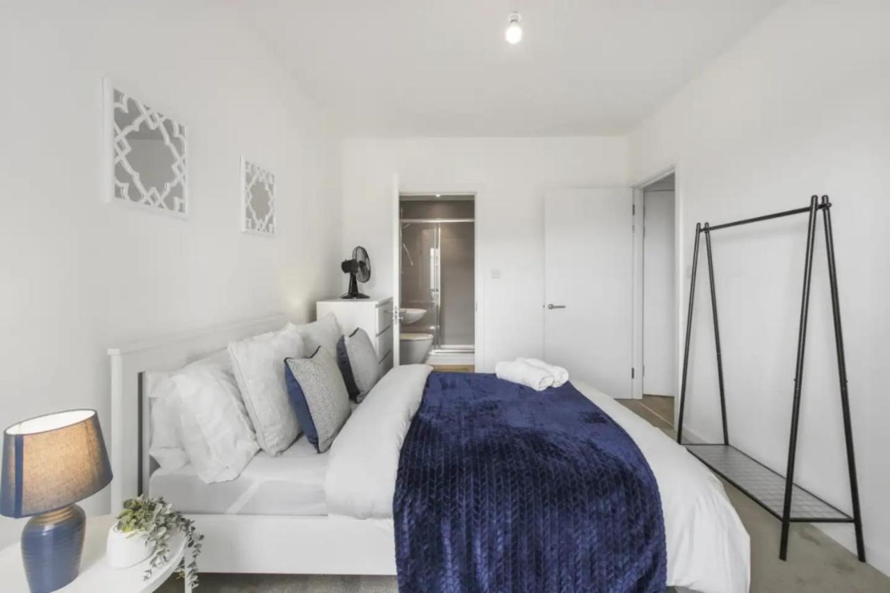 Centrally Located - Modern - 2bed - 2bath Apartment London