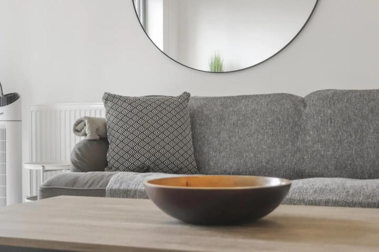 Centrally Located - Modern - 2bed - 2bath * London