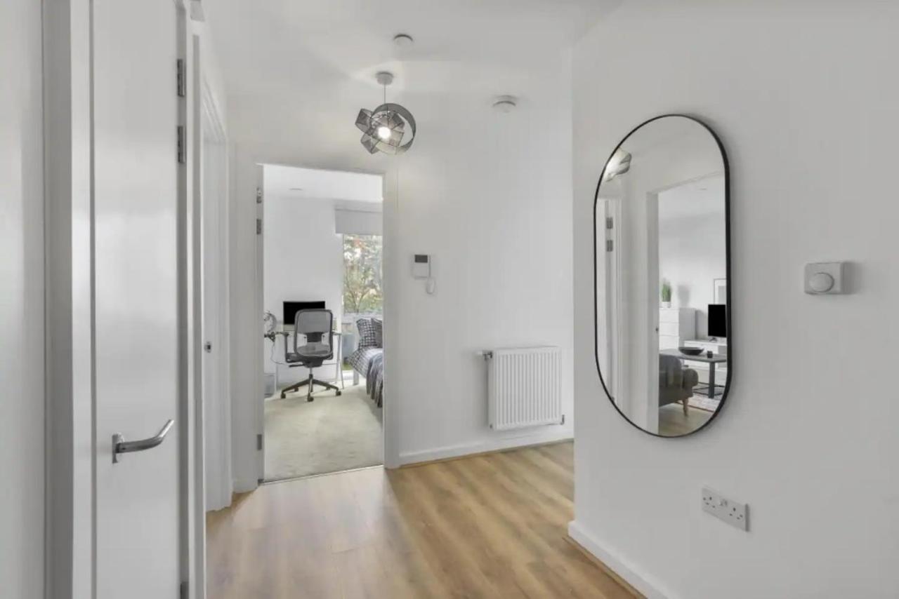 Centrally Located - Modern - 2bed - 2bath London