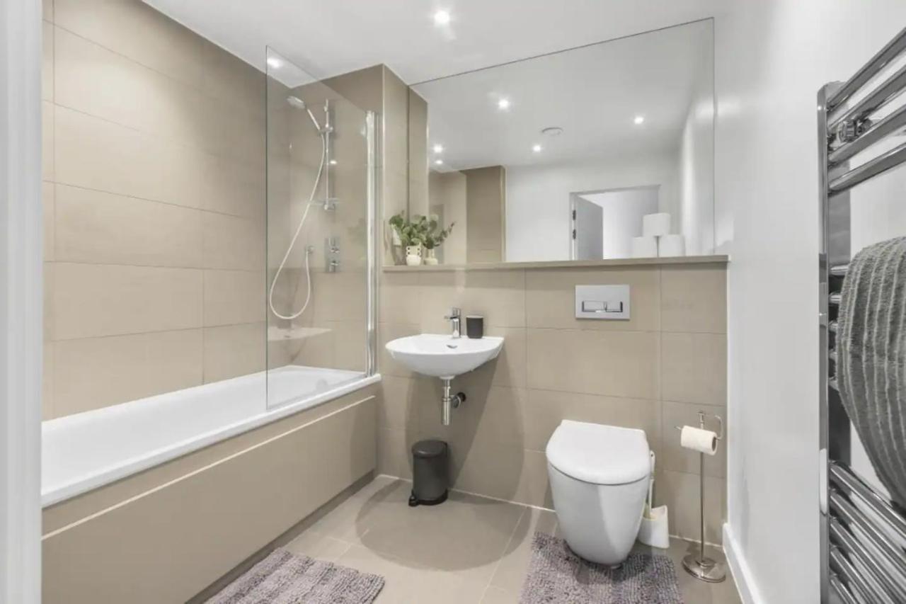Centrally Located - Modern - 2bed - 2bath *