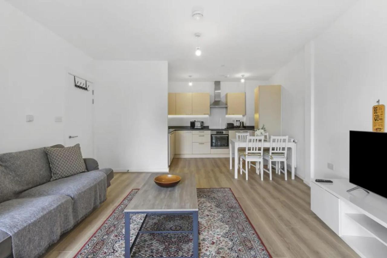 Apartment Centrally Located - Modern - 2bed - 2bath *