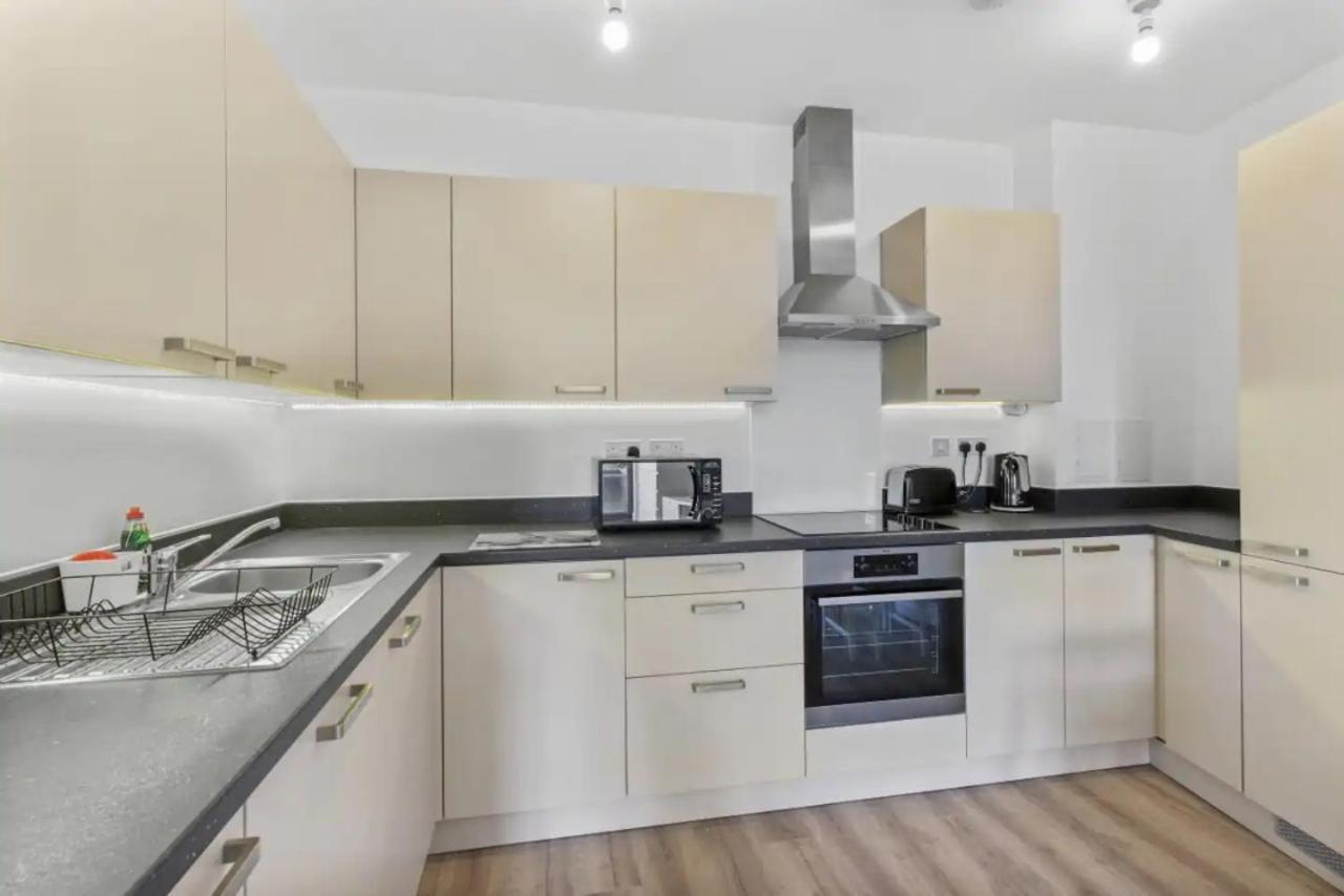 Centrally Located - Modern - 2bed - 2bath Apartment London