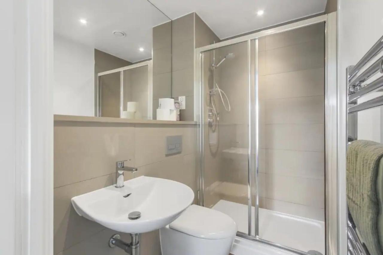 Centrally Located - Modern - 2bed - 2bath Apartment *