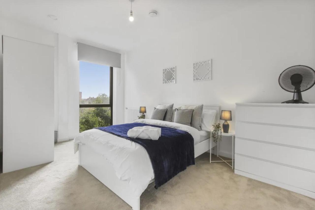 Apartment Centrally Located - Modern - 2bed - 2bath *