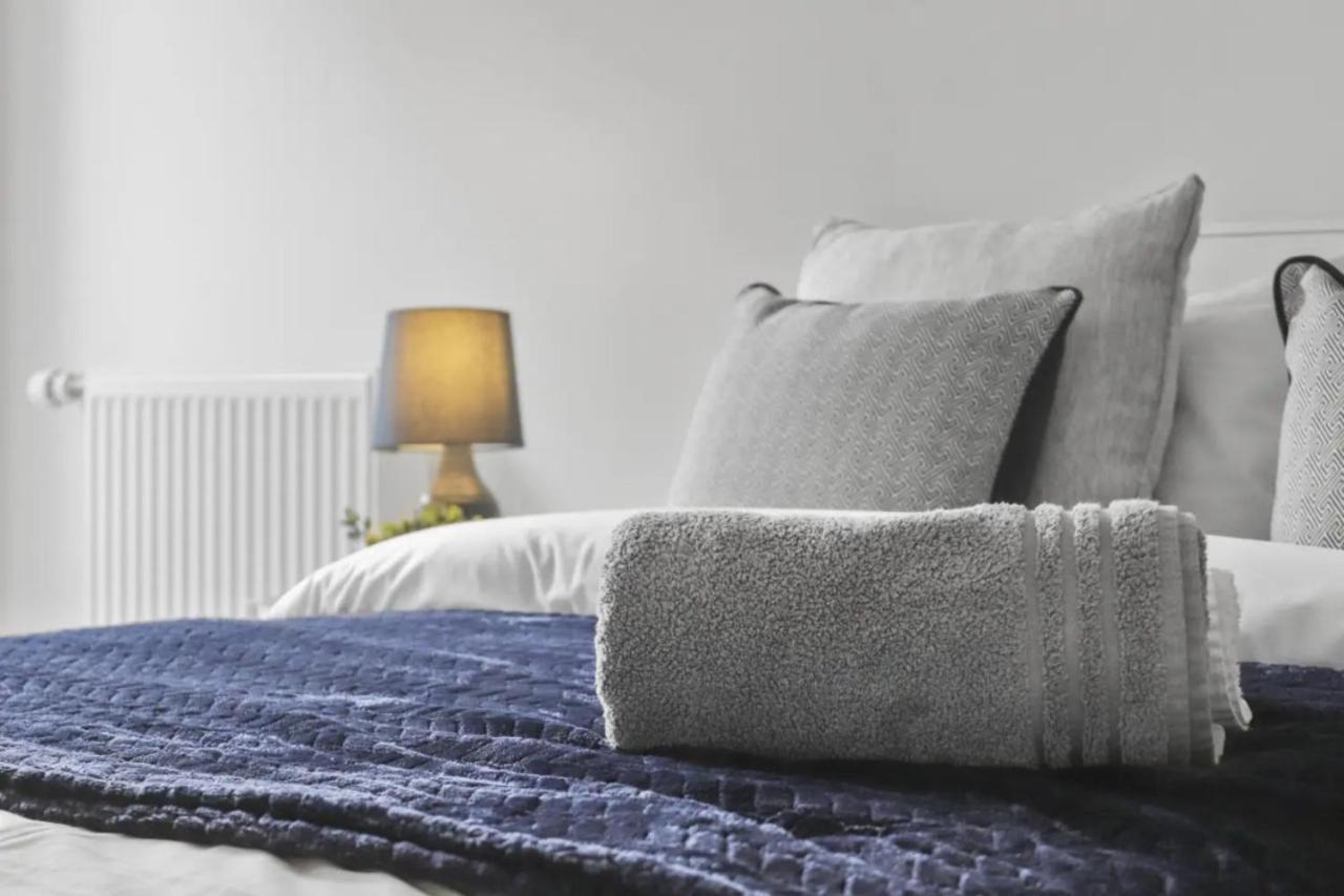 Centrally Located - Modern - 2bed - 2bath Apartment London