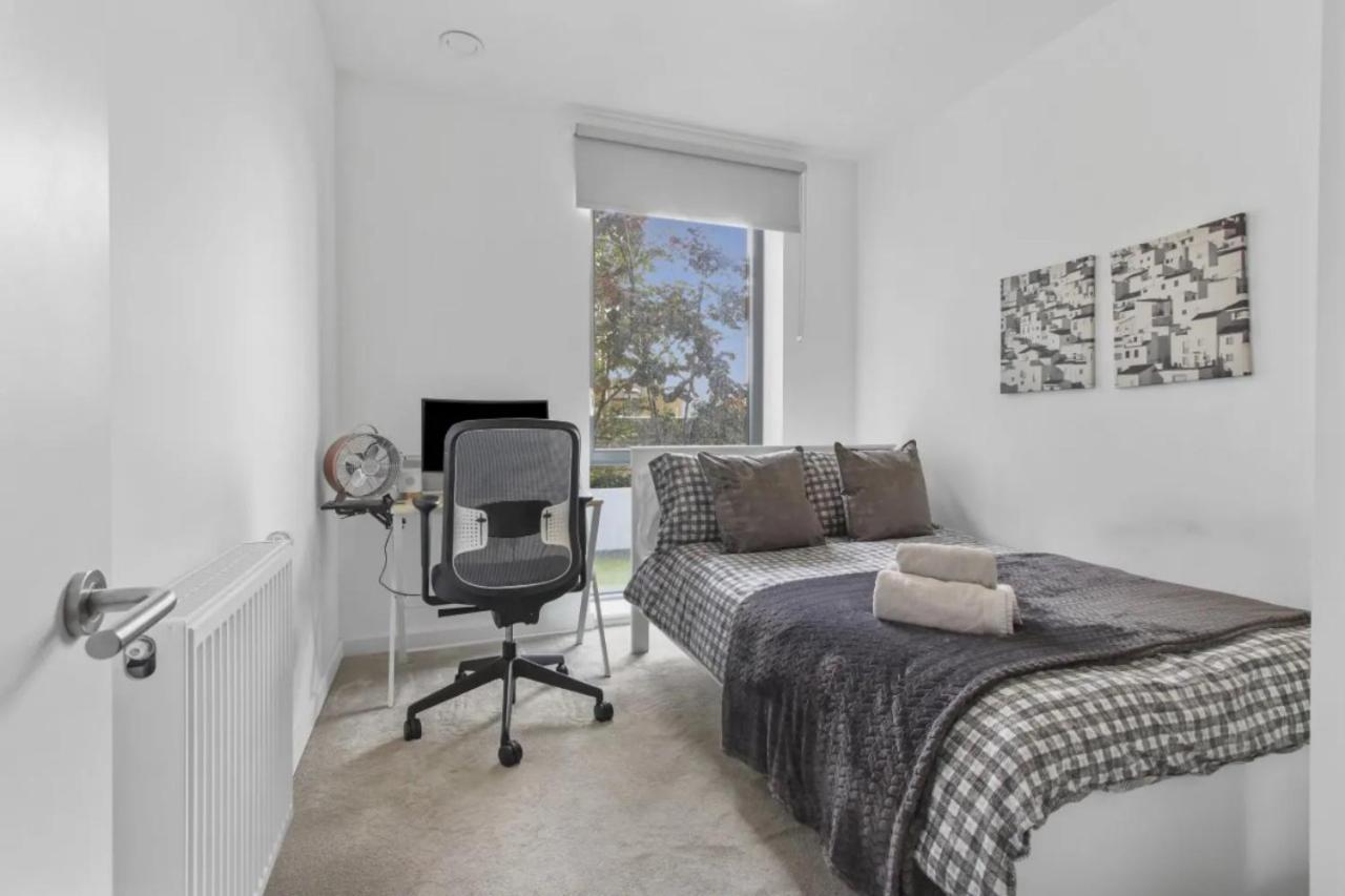 Apartment Centrally Located - Modern - 2bed - 2bath *