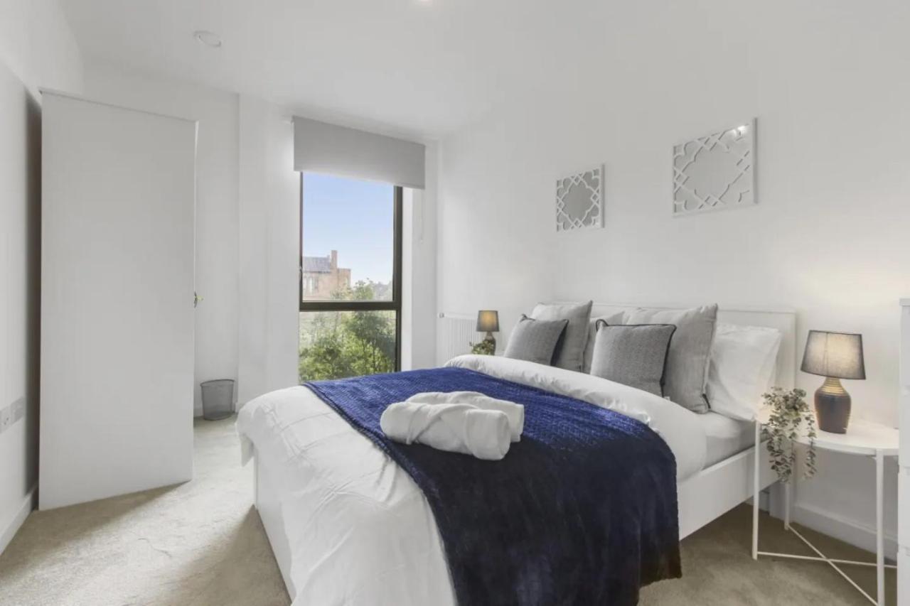Centrally Located - Modern - 2bed - 2bath Apartment London