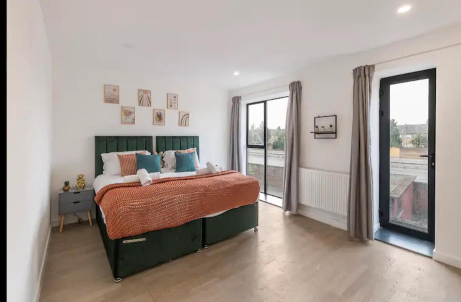 3 Bedrooms 2baths 3 Toilets Excel City Airport O2 Sleeps Up To 7, London