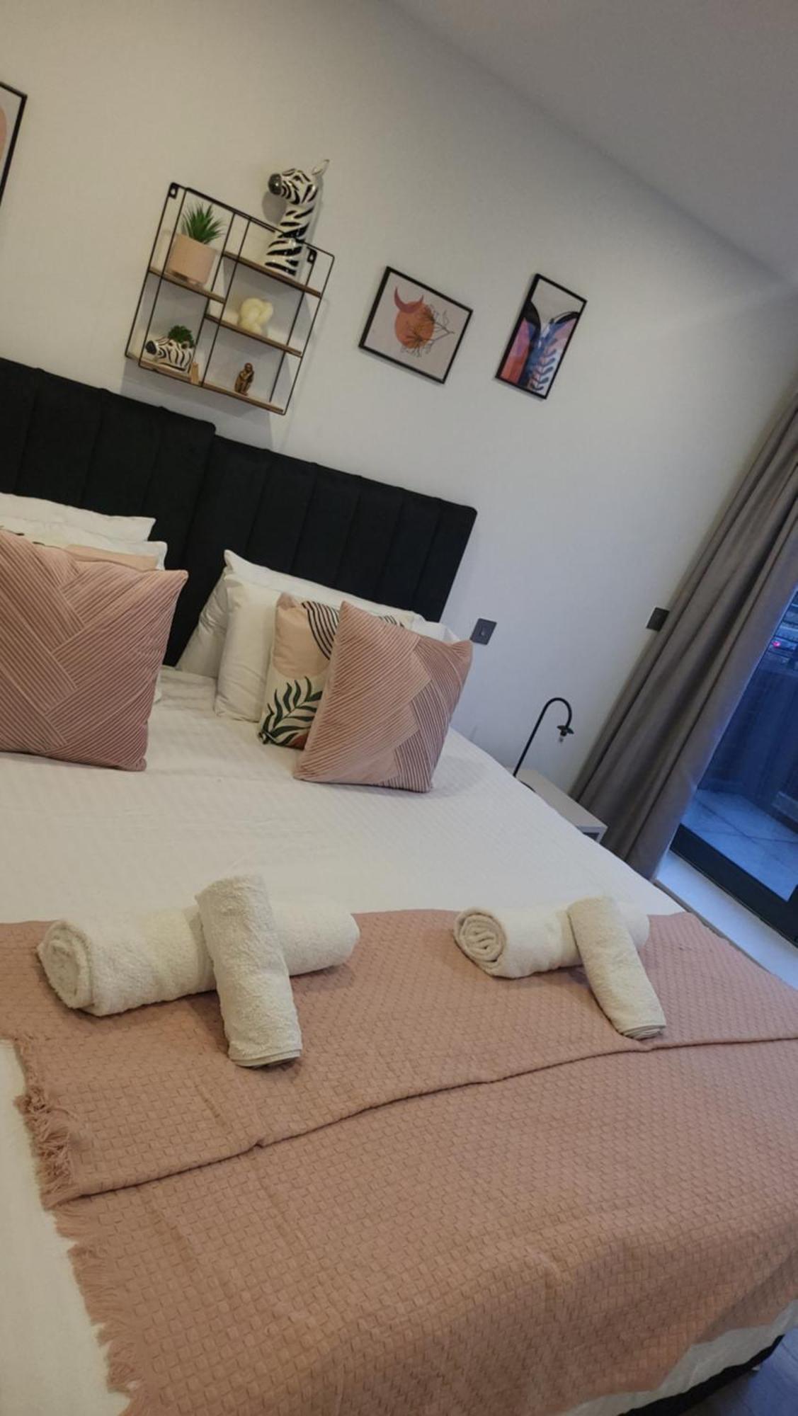 Apartment 3 Bedrooms 2baths 3 Toilets Excel City Airport O2 Sleeps Up To 7, *