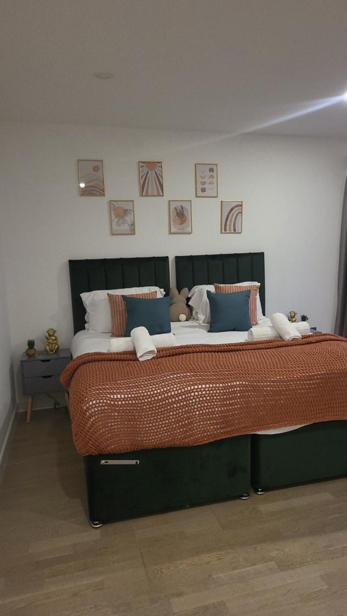 Apartment 3 Bedrooms 2baths 3 Toilets Excel City Airport O2 Sleeps Up To 7, London