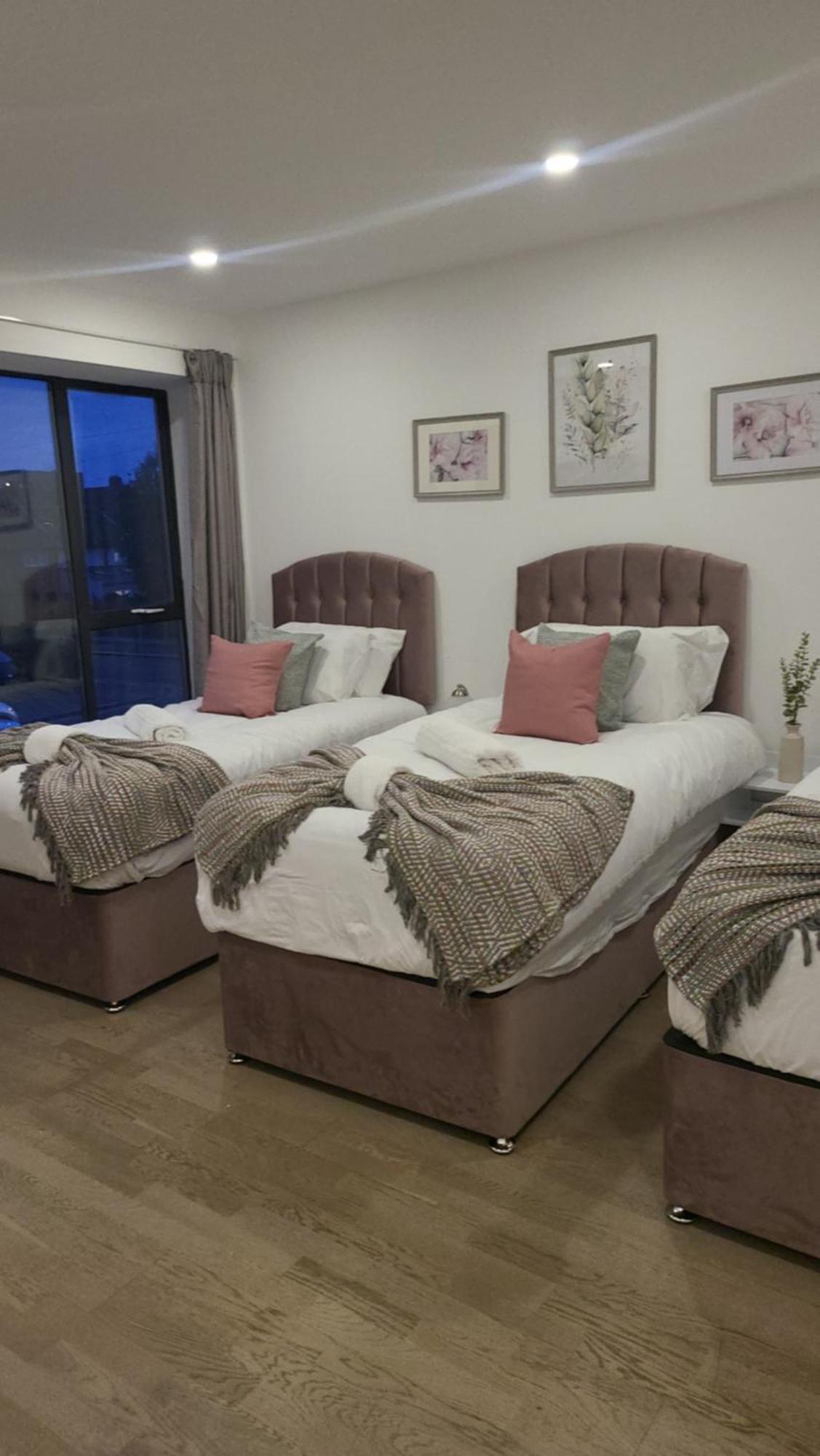 3 Bedrooms 2baths 3 Toilets Excel City Airport O2 Sleeps Up To 7, London