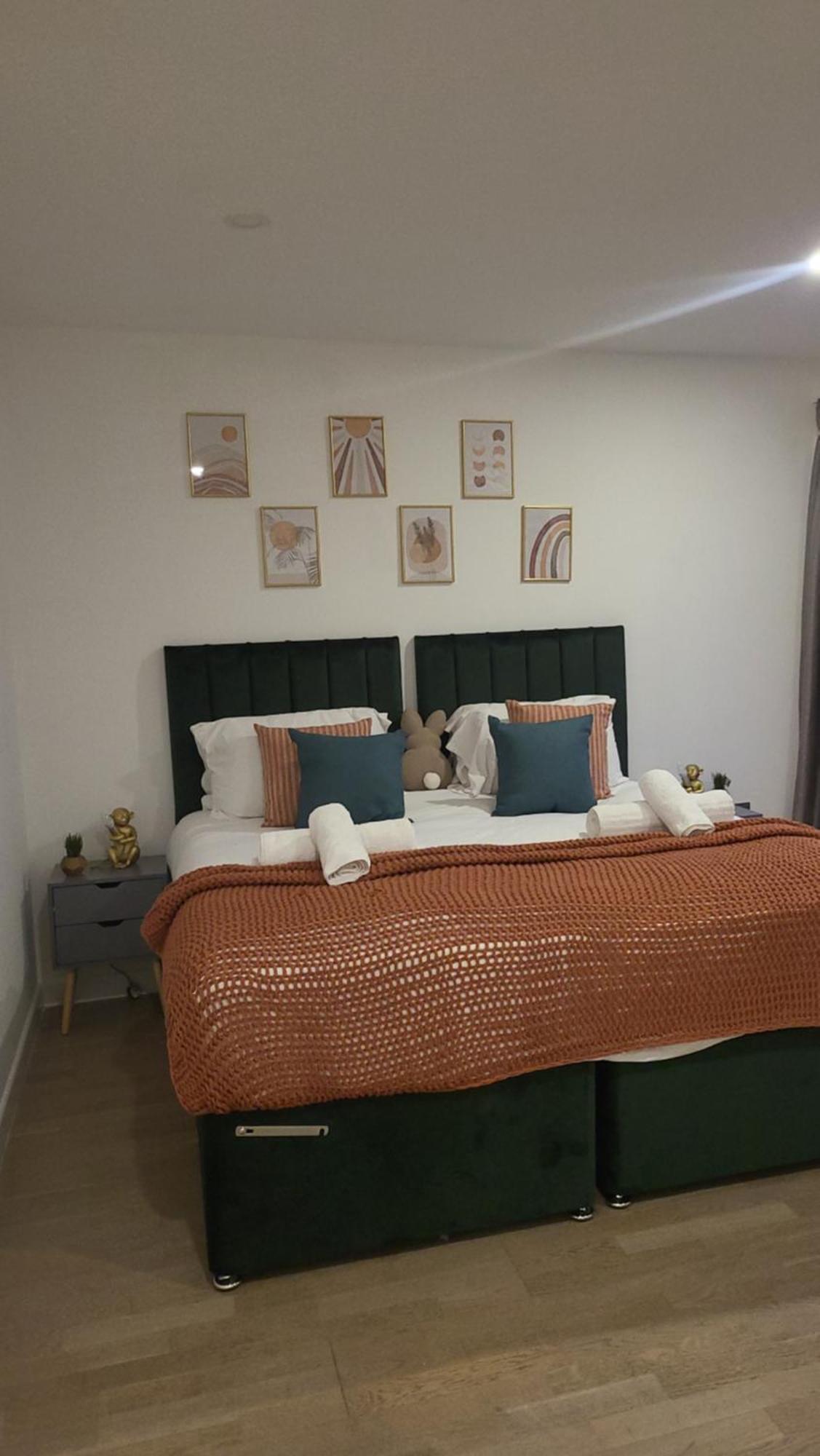 3 Bedrooms 2baths 3 Toilets Excel City Airport O2 Sleeps Up To 7, Apartment *