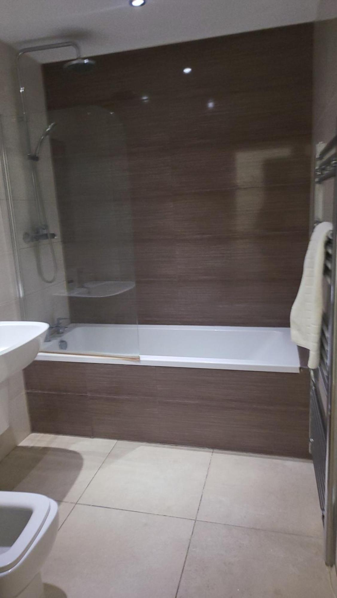 Apartment 3 Bedrooms 2baths 3 Toilets Excel City Airport O2 Sleeps Up To 7, London