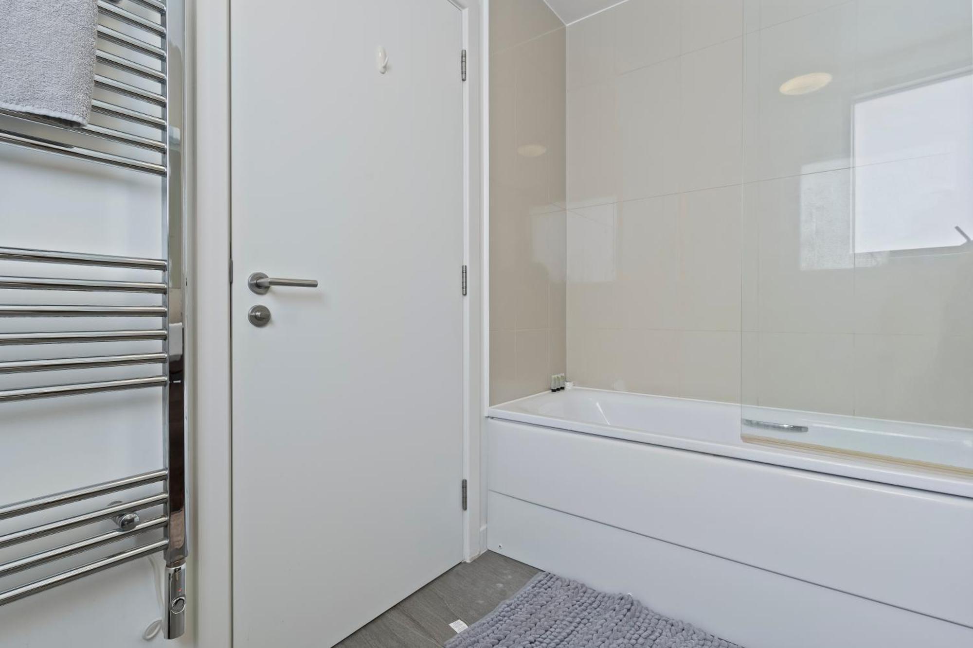 Spectacular 3br 2bath Rooftop Sky-views With Parking Leilighet London