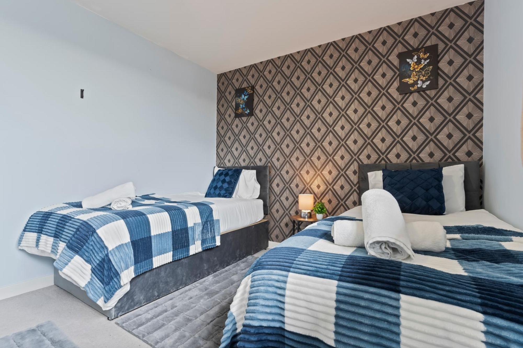 Spectacular 3br 2bath Rooftop Sky-views With Parking Leilighet London