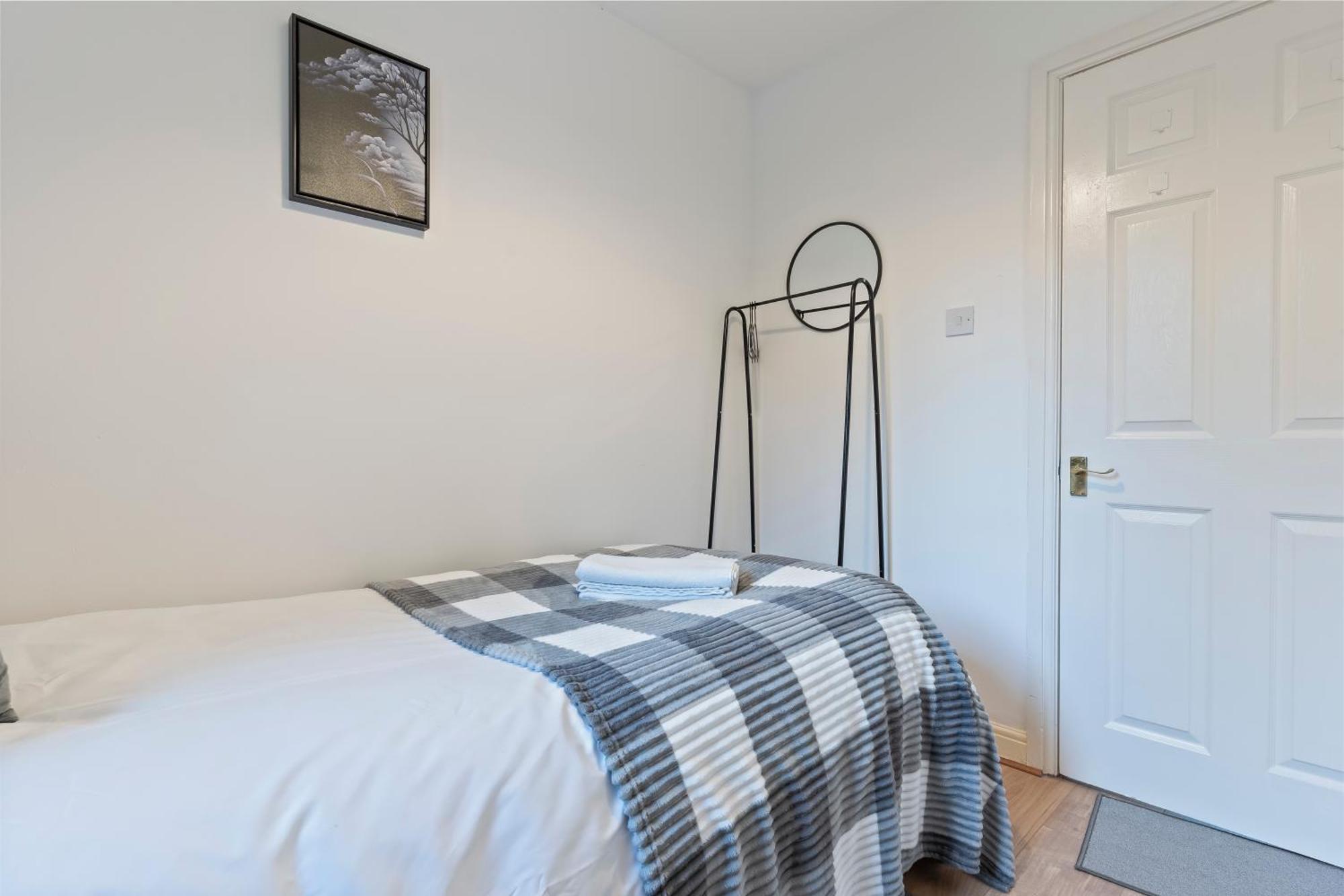Ferienhaus Lovely 4Br House In The City With Parking *