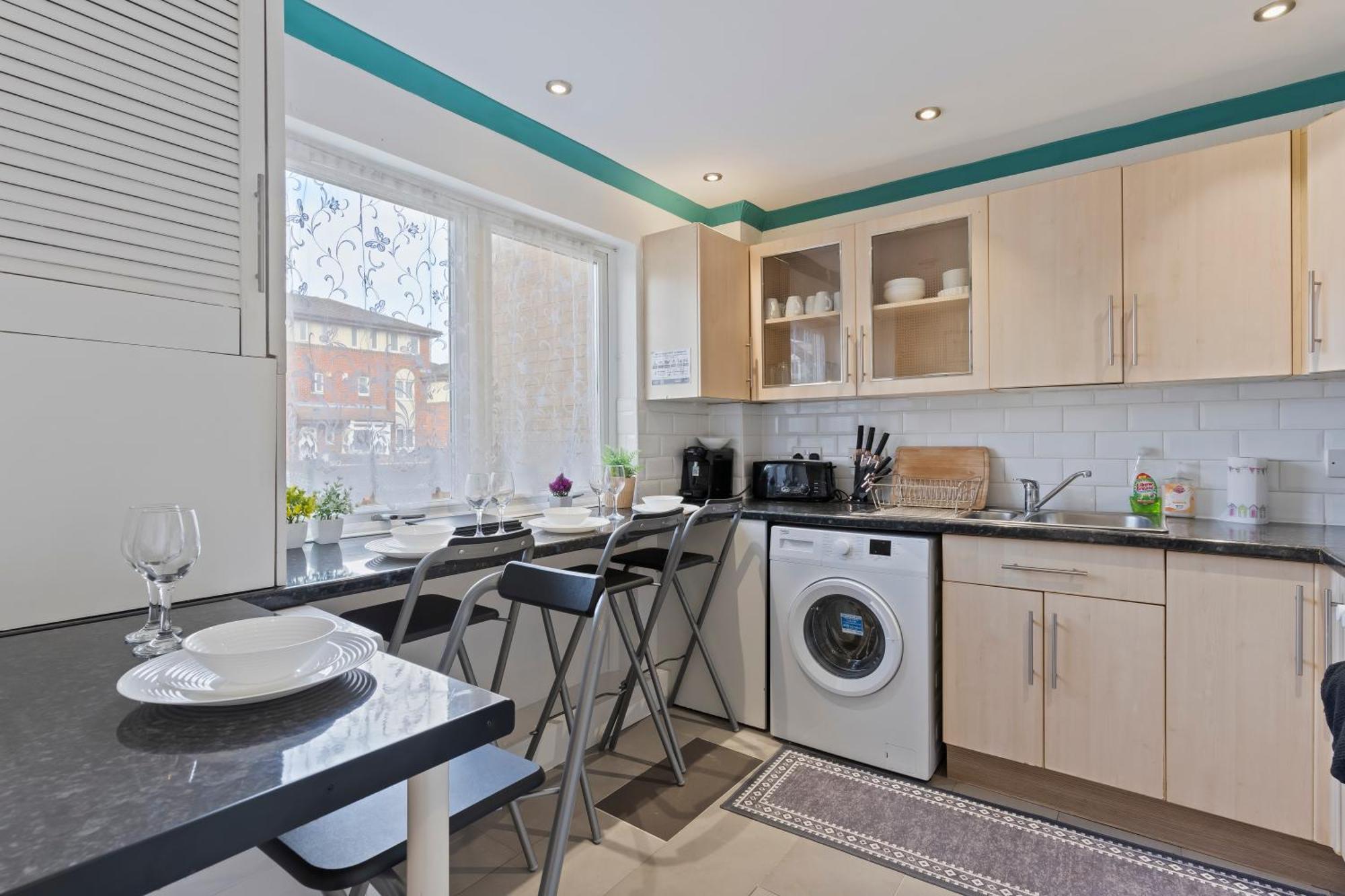 Ferienhaus Lovely 4Br House In The City With Parking