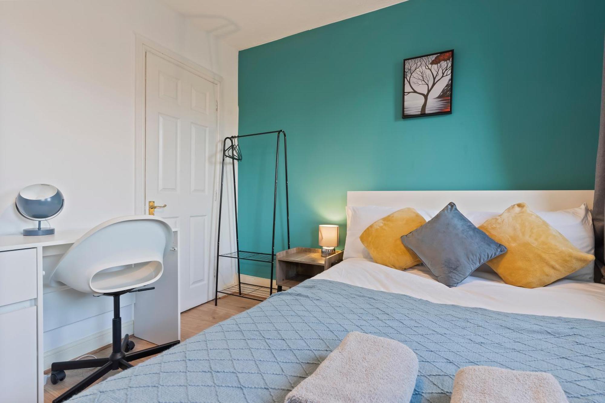 Ferienhaus Lovely 4Br House In The City With Parking