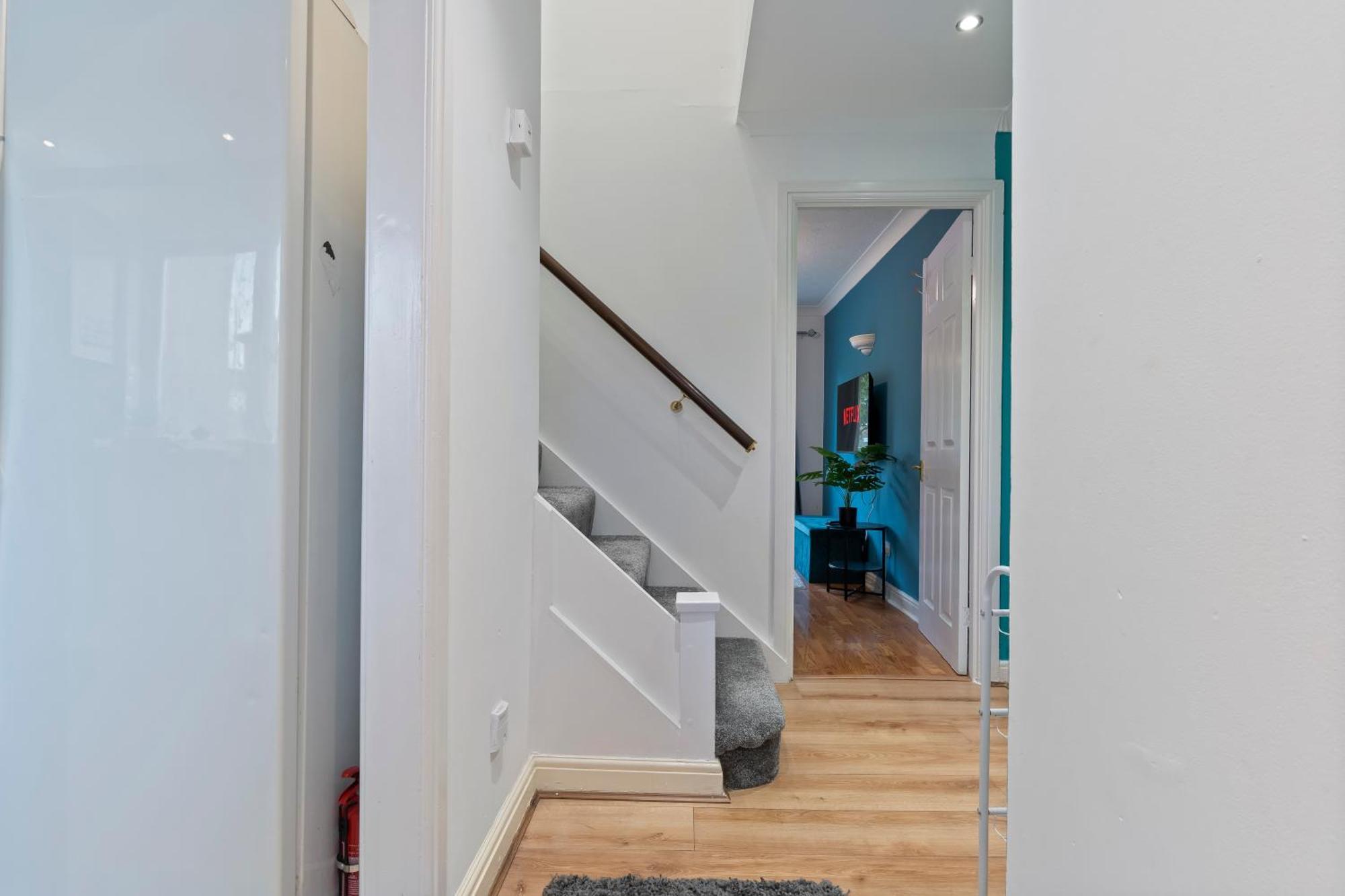 Lovely 4Br House In The City With Parking Ferienhaus