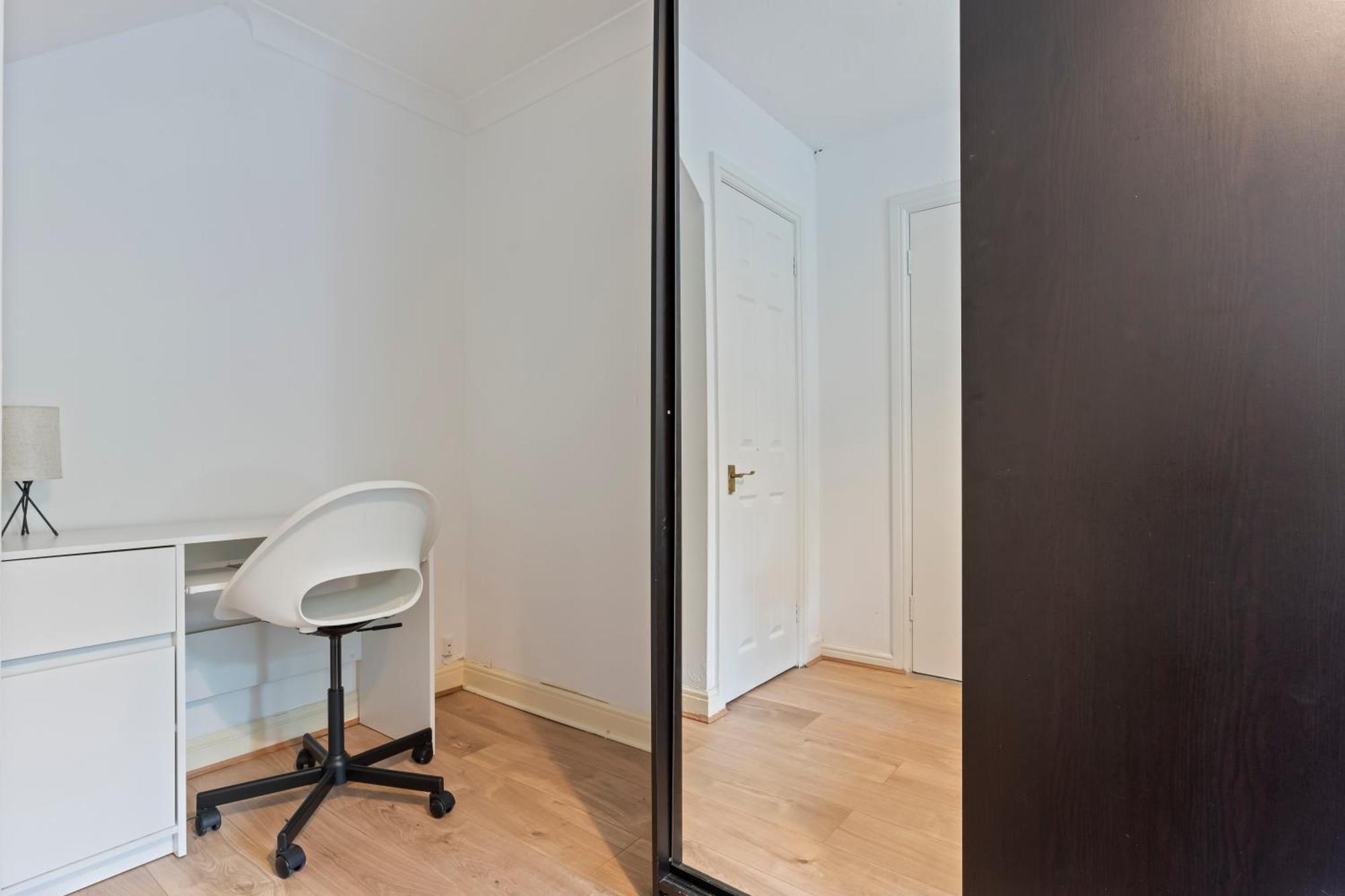 Ferienhaus Lovely 4Br House In The City With Parking London