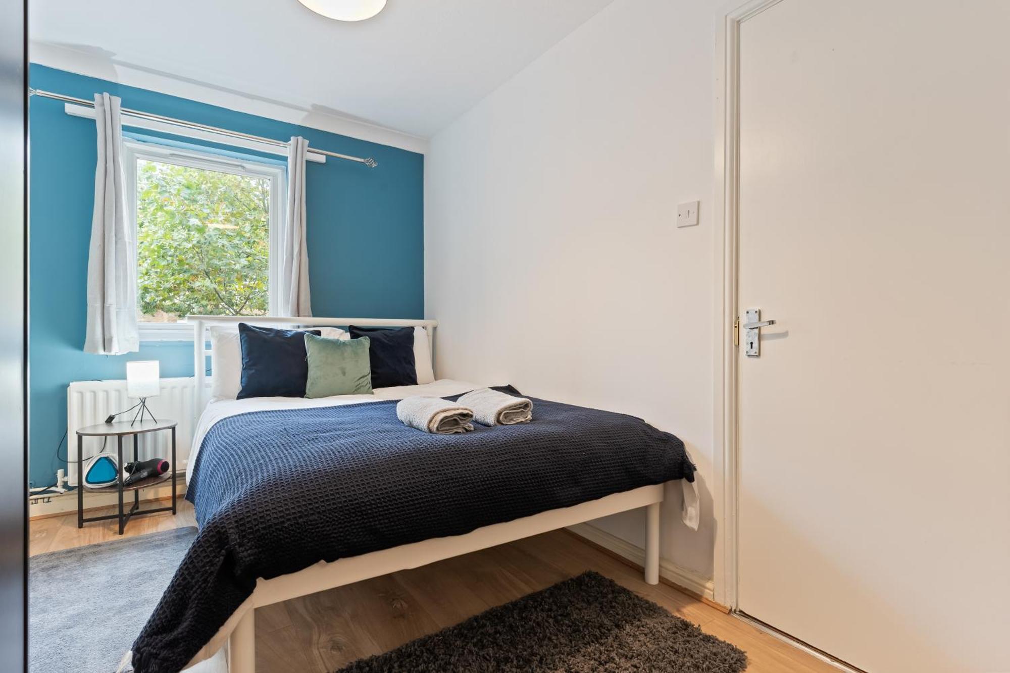 Ferienhaus Lovely 4Br House In The City With Parking