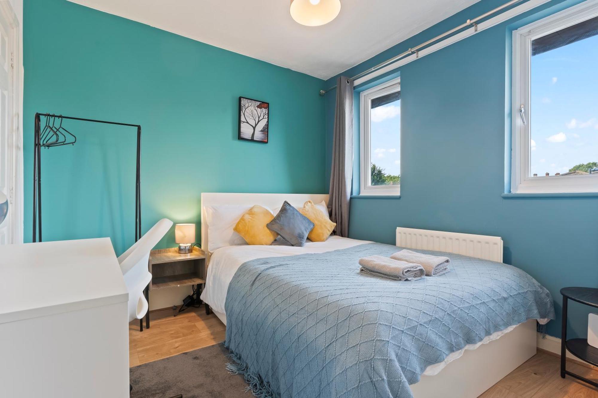 Lovely 4Br House In The City With Parking Ferienhaus *