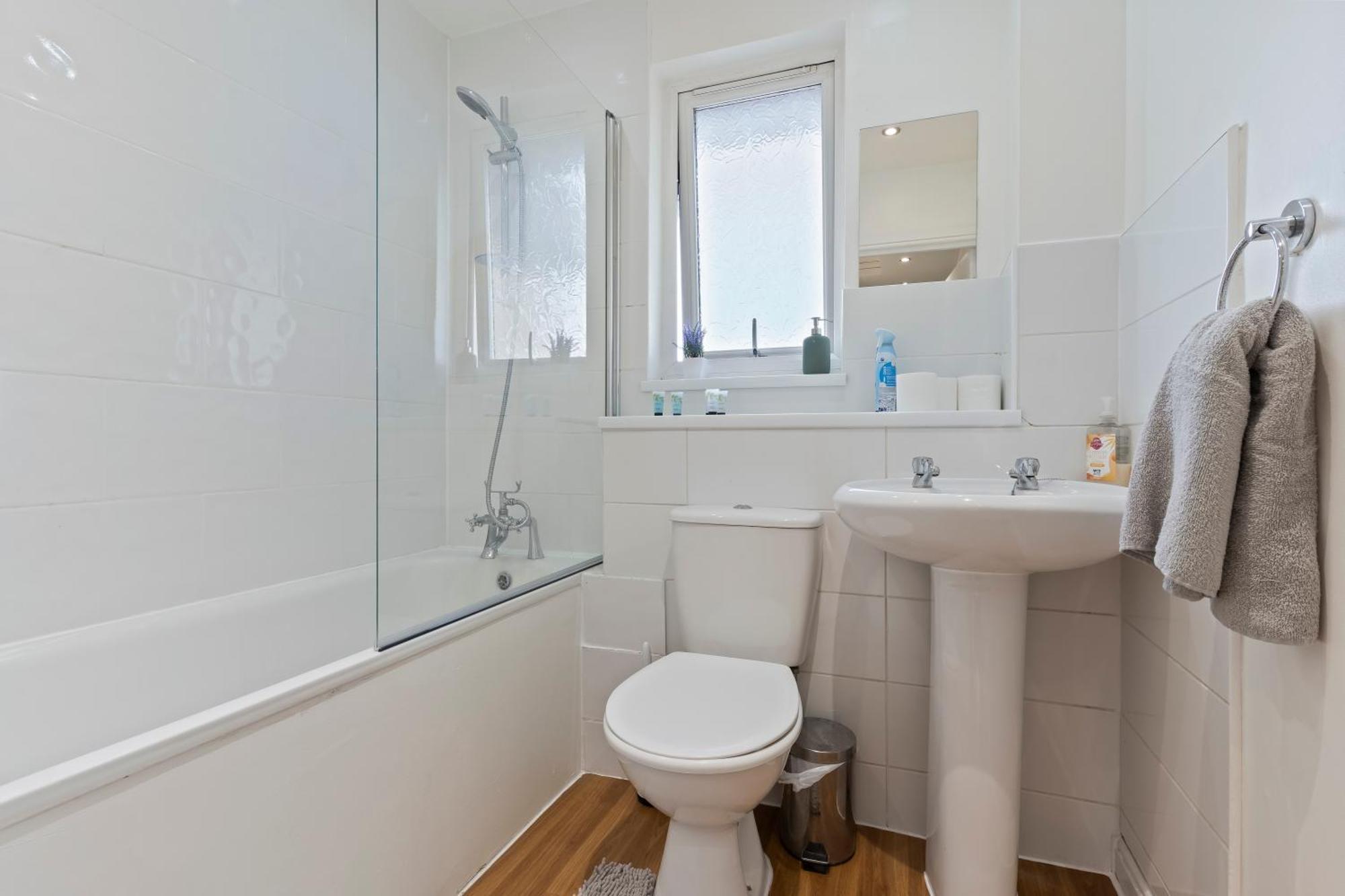 Ferienhaus Lovely 4Br House In The City With Parking London