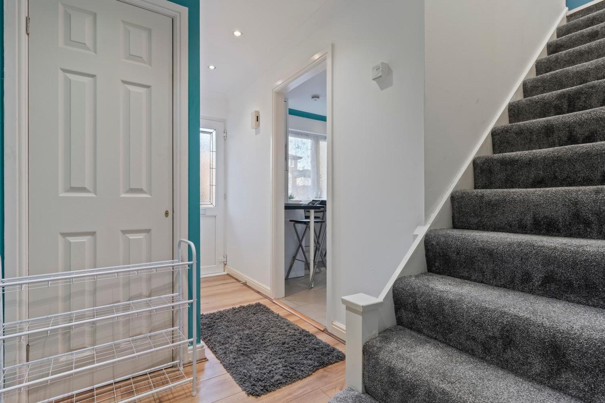 Ferienhaus Lovely 4Br House In The City With Parking