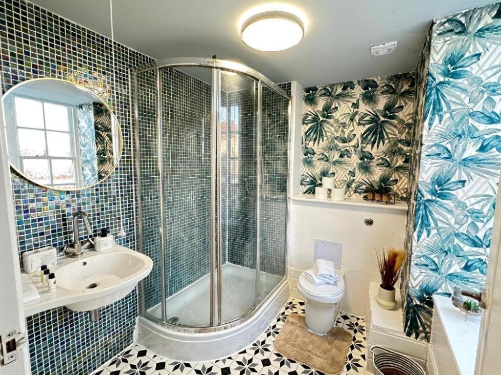 Three Bedroom Near Marble Arch Apartment *