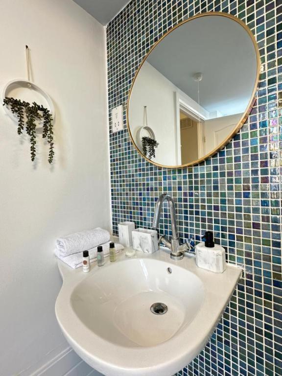 Three Bedroom Near Marble Arch Apartment London