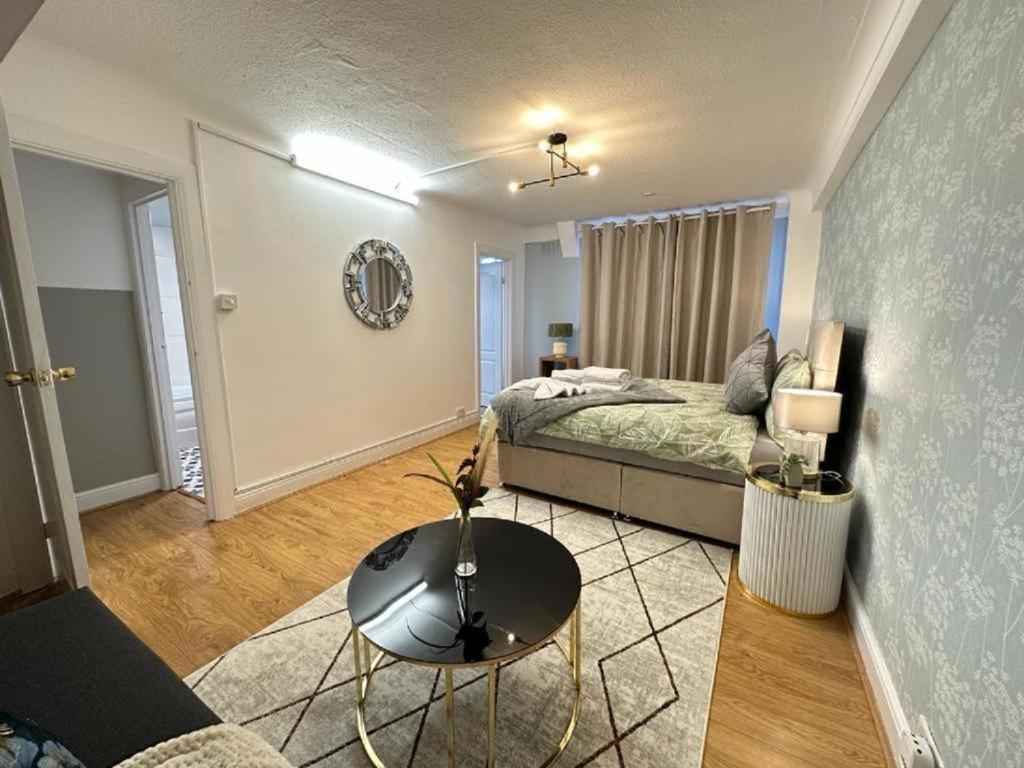 Three Bedroom Near Marble Arch Apartment London