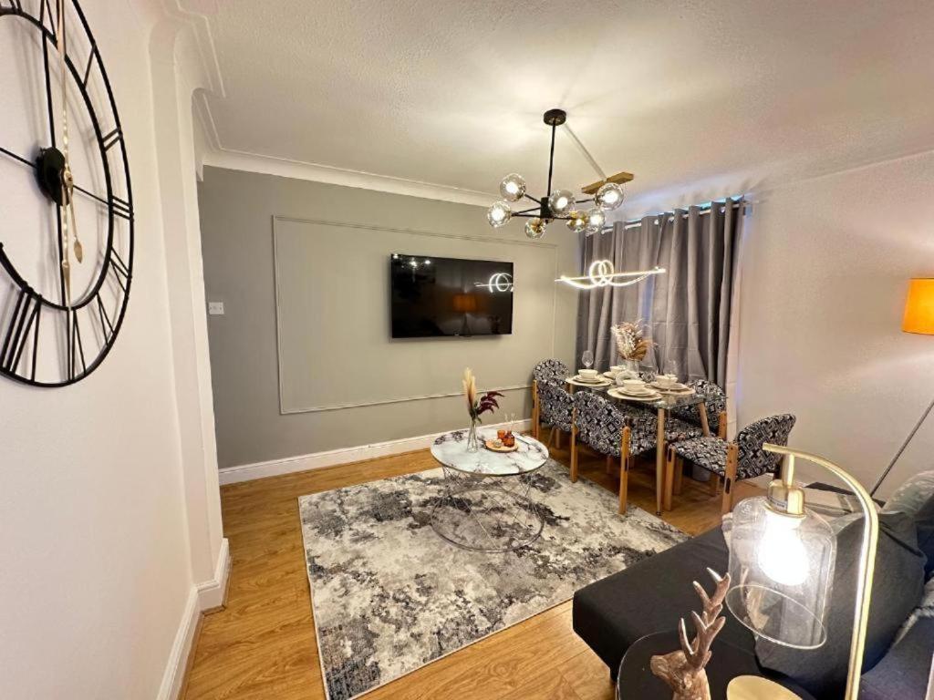 Three Bedroom Near Marble Arch Apartment