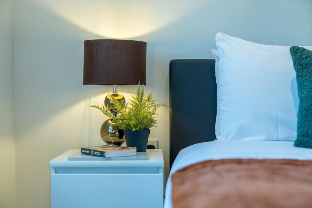 Luxury Kew Bridge Balcony Free Parking Apartment