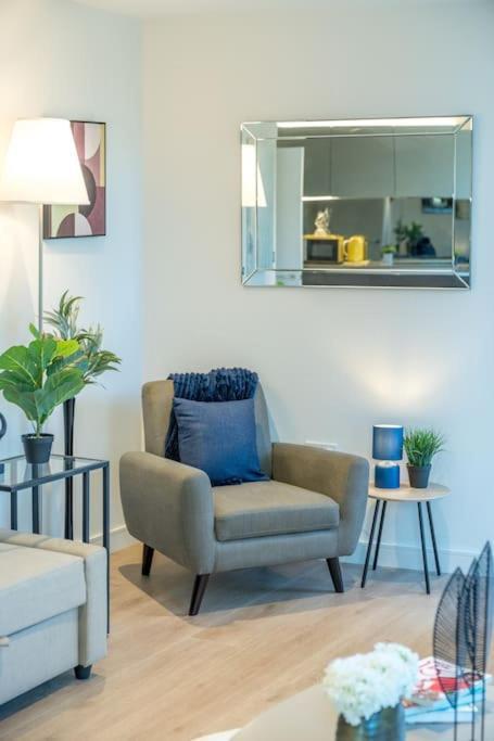 Luxury Kew Bridge Balcony Free Parking Apartment London
