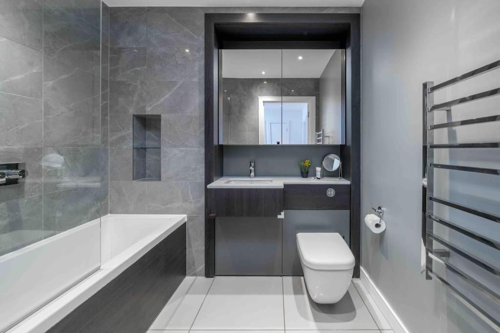Luxury Kew Bridge Balcony Free Parking Apartment