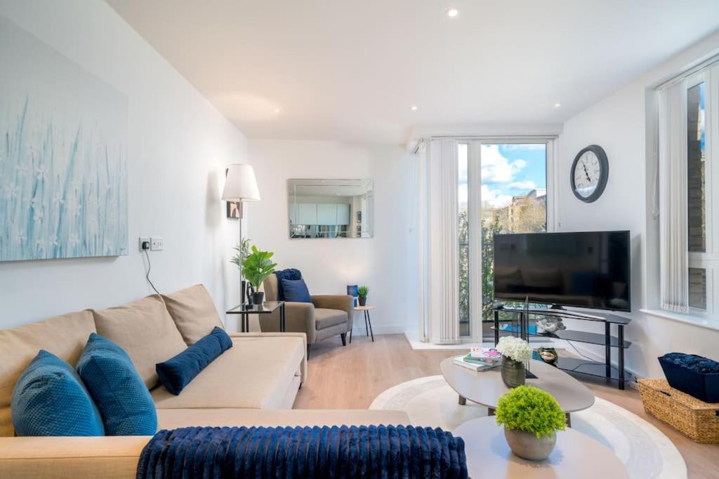 Luxury Kew Bridge Balcony Free Parking Apartment London