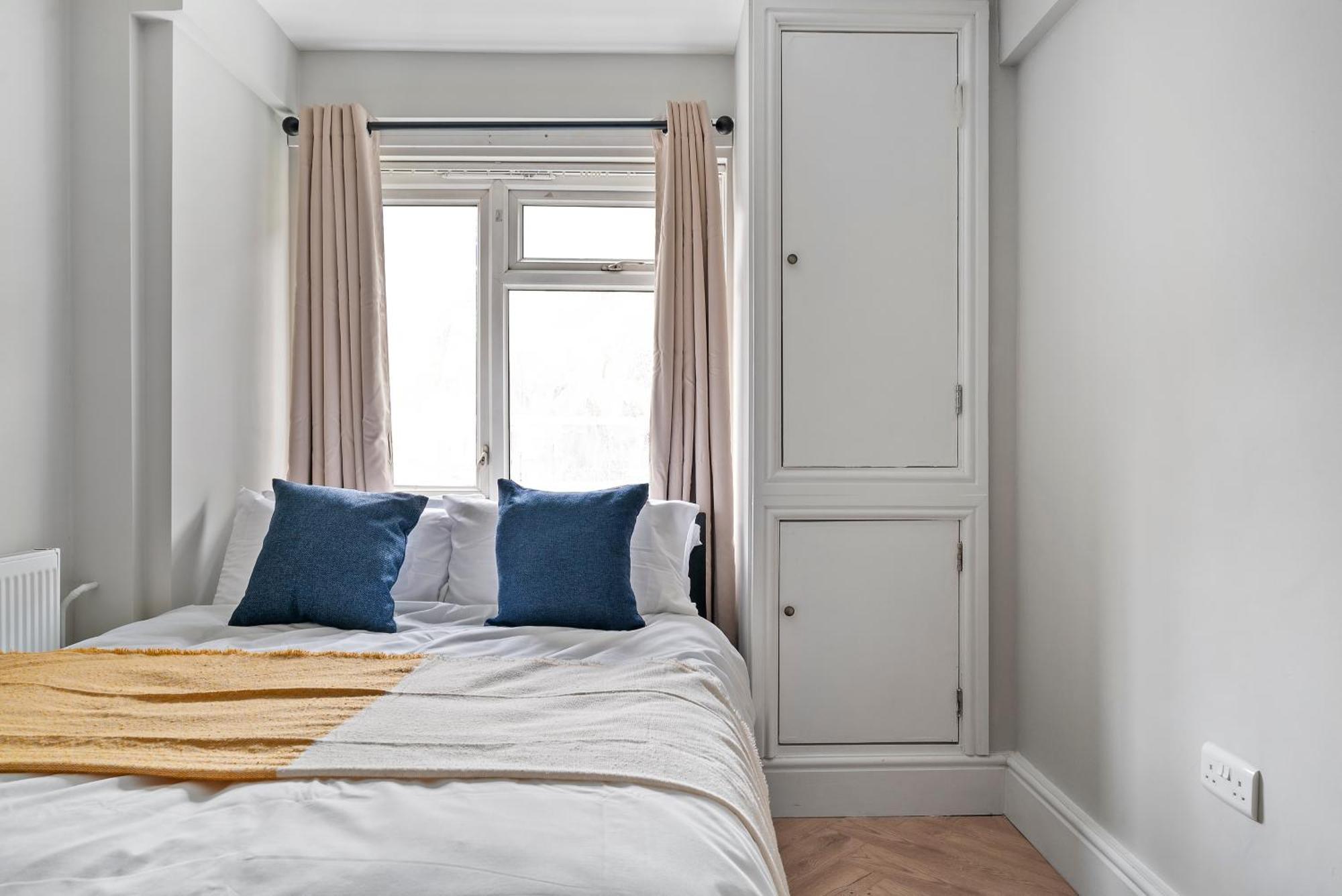 Zone 2 Stylish 3 Bedroom Long Special Prices Free Parking Apartment London