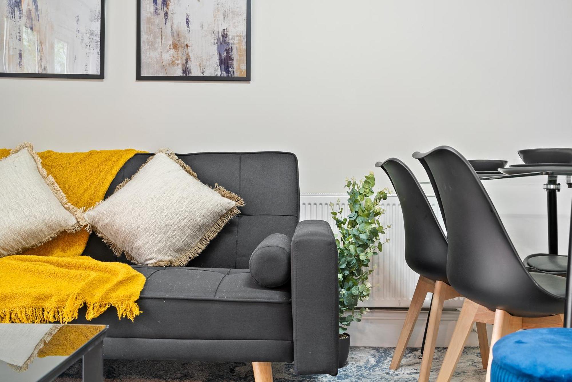 Zone 2 Stylish 3 Bedroom Long Special Prices Free Parking Apartment