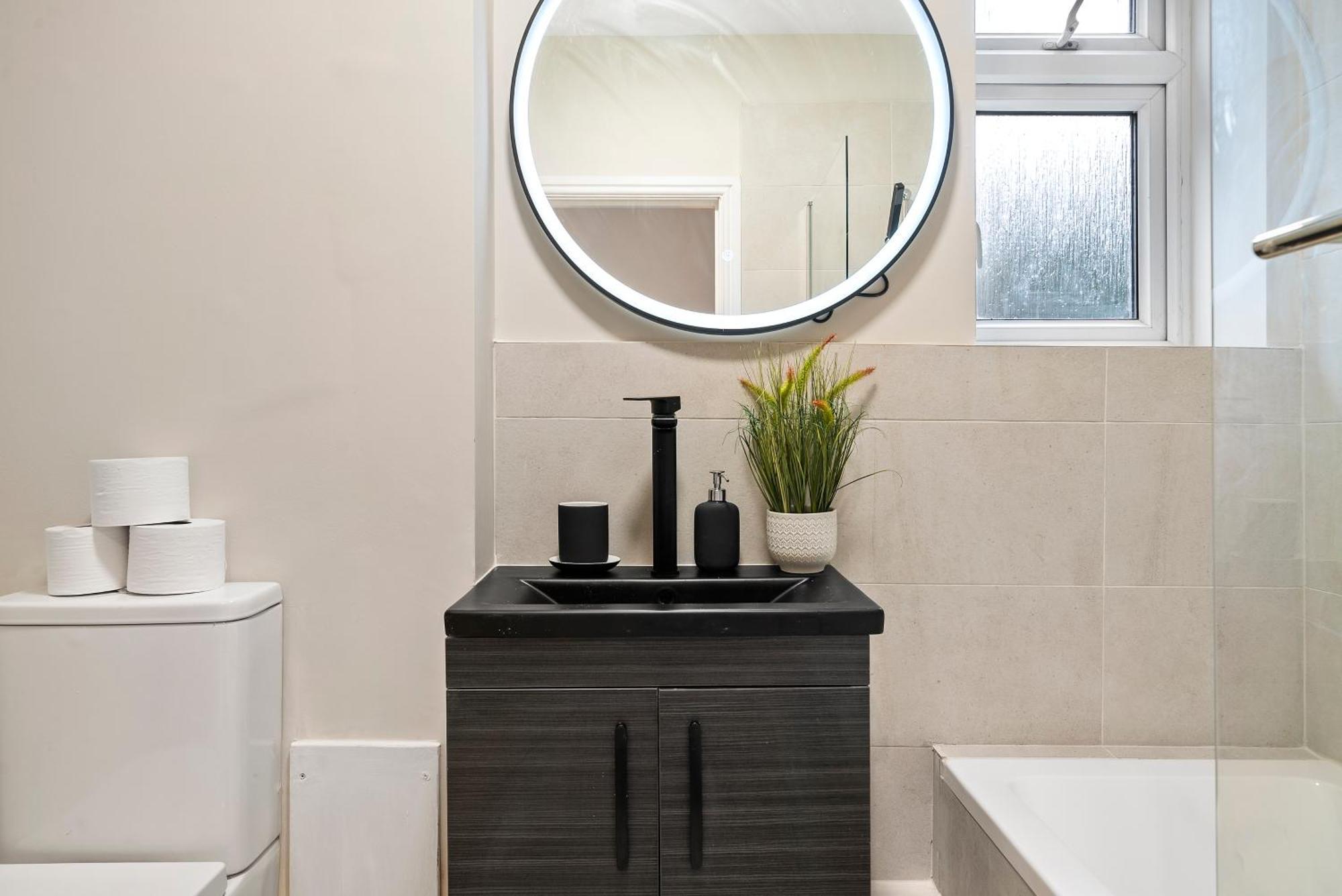 Zone 2 Stylish 3 Bedroom Long Special Prices Free Parking