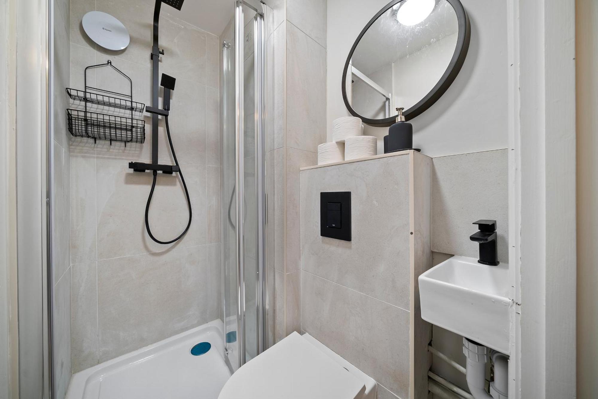 Zone 2 Stylish 3 Bedroom Long Special Prices Free Parking Apartment